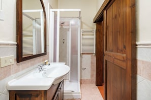 Douche, sèche-cheveux, serviettes fournies