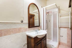 Douche, sèche-cheveux, serviettes fournies