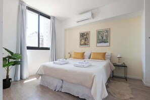 1 slaapkamer, een bureau, een strijkplank/strijkijzer, wifi