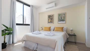 1 habitación, escritorio, tabla de planchar con plancha y wifi