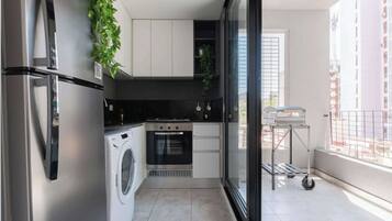 Microondas, cafetera/tetera, tostadora, utensilios de cocina