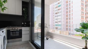 Microondas, cafetera/tetera, tostadora, utensilios de cocina