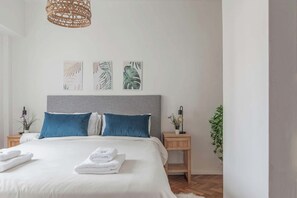 1 dormitorio, escritorio, tabla de planchar con plancha y wifi