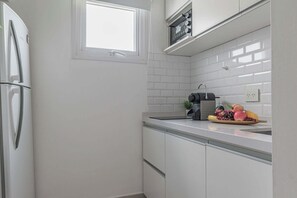 Mikrowelle, Wasserkocher mit Kaffee-/Teezubehör, Toaster