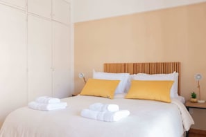 2 bedrooms, desk, iron/ironing board, WiFi