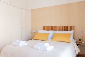 2 bedrooms, desk, iron/ironing board, WiFi