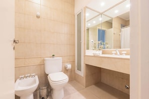 Douche, sèche-cheveux, serviettes fournies
