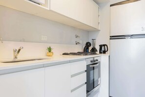 Microondas, cafetera y tetera, tostadora y utensilios de cocina 