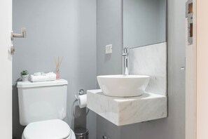 Shower, hair dryer, towels, shampoo - MOT Rentals + Araoz 'D' - 1 Bd in Palermo Soho (Palermo)