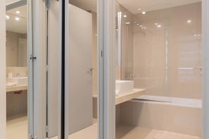 Shower, hair dryer, towels, shampoo