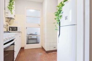 Microondas, cafetera/tetera, tostadora, utensilios de cocina