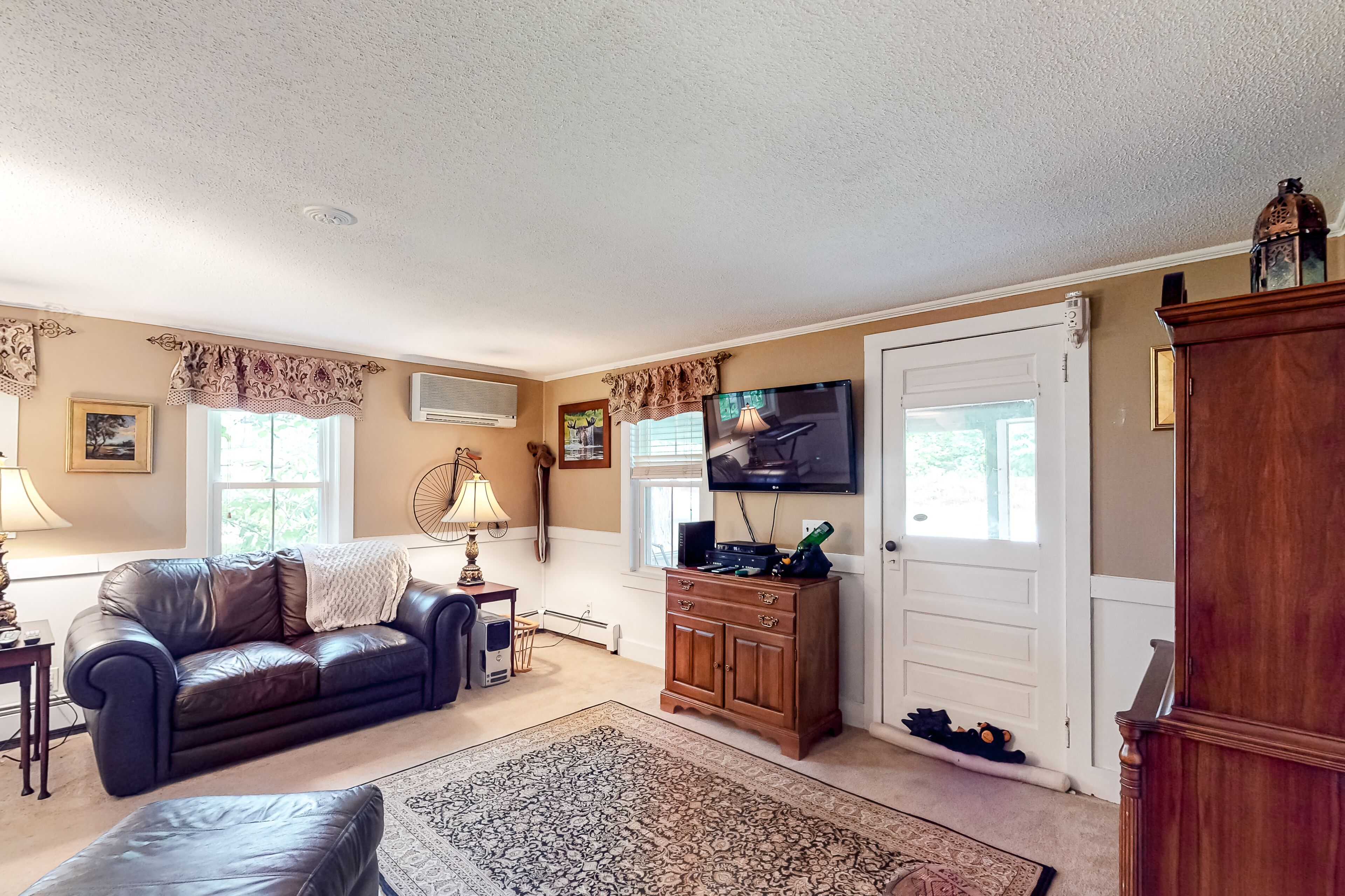 Charming home with nearby skiing, full kitchen, fast WiFi & washer/dryer