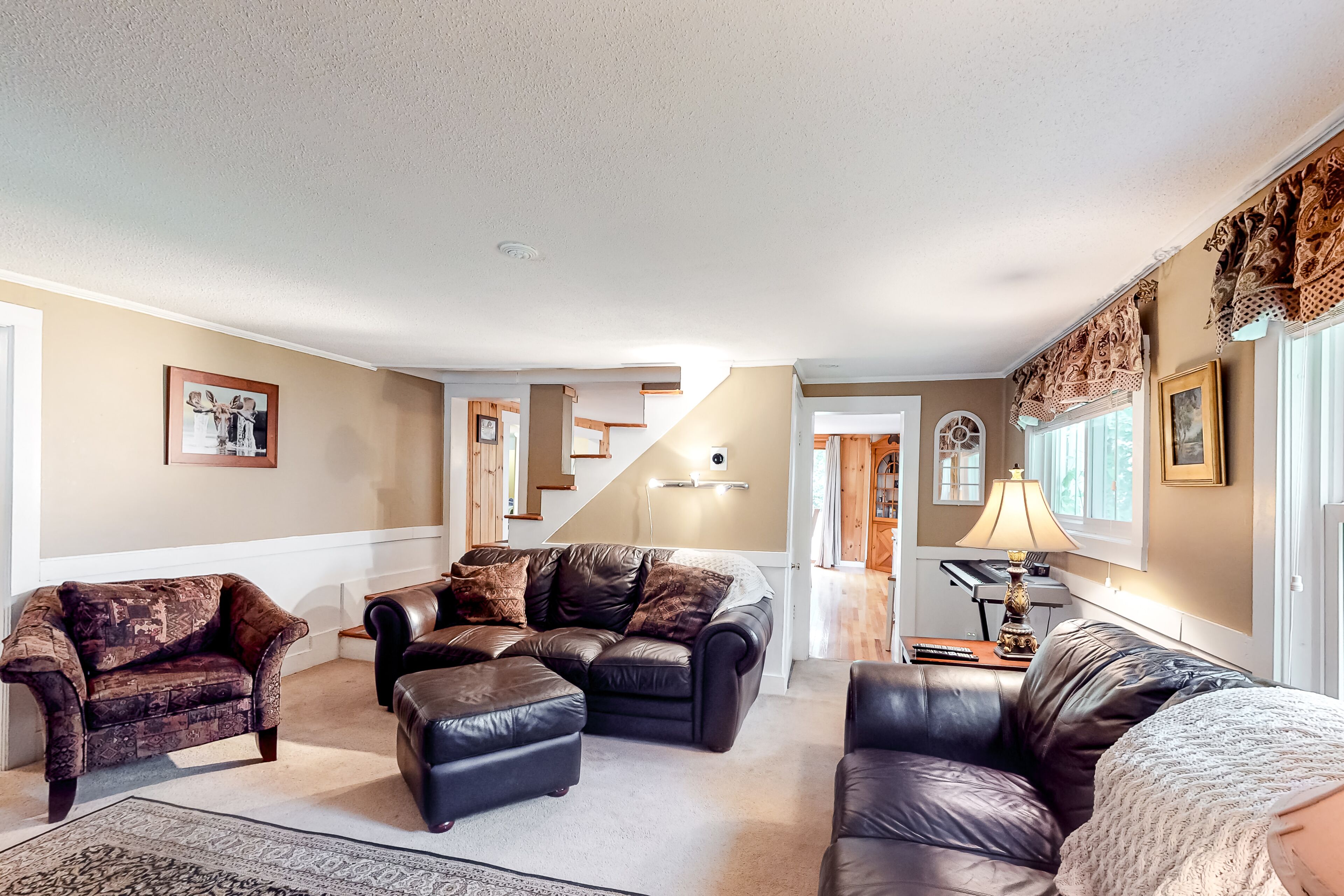 Charming home with nearby skiing, full kitchen, fast WiFi & washer/dryer