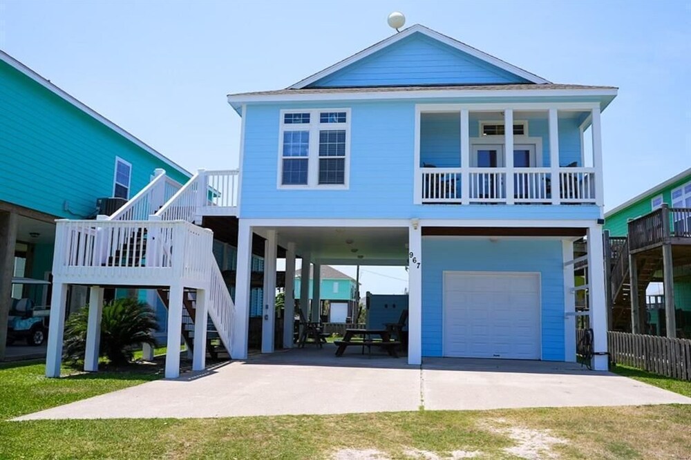 Walk to The Beach! Pet Friendly - King bed