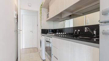 Mikrowelle, Wasserkocher mit Kaffee-/Teezubehör, Toaster