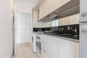 Mikrovågsugn, kaffe- och tebryggare, brödrost och grytor/köksredskap