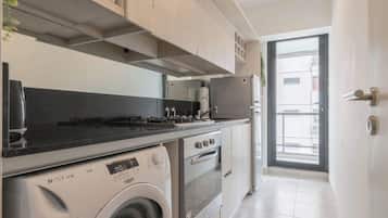 Mikrowelle, Wasserkocher mit Kaffee-/Teezubehör, Toaster