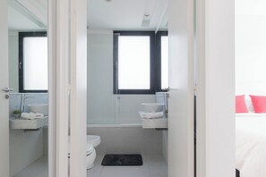 Dusche, Haartrockner, Handtücher, Shampoo