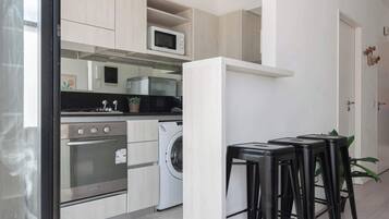 Micro-ondes, cafetière/bouilloire, grille-pain