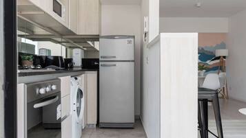 Microondas, cafetera/tetera, tostadora, utensilios de cocina