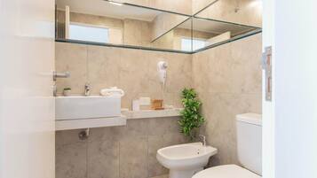 Ducha, secador de pelo, toallas