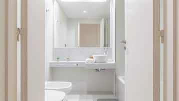 Shower, hair dryer, towels, shampoo