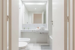 Shower, hair dryer, towels - MOT Rentals + Zapiola 2300 'D' - Loft Belgrano (Belgrano)
