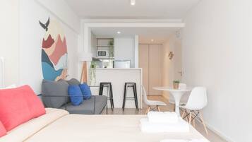 1 habitación, escritorio, tabla de planchar con plancha y wifi