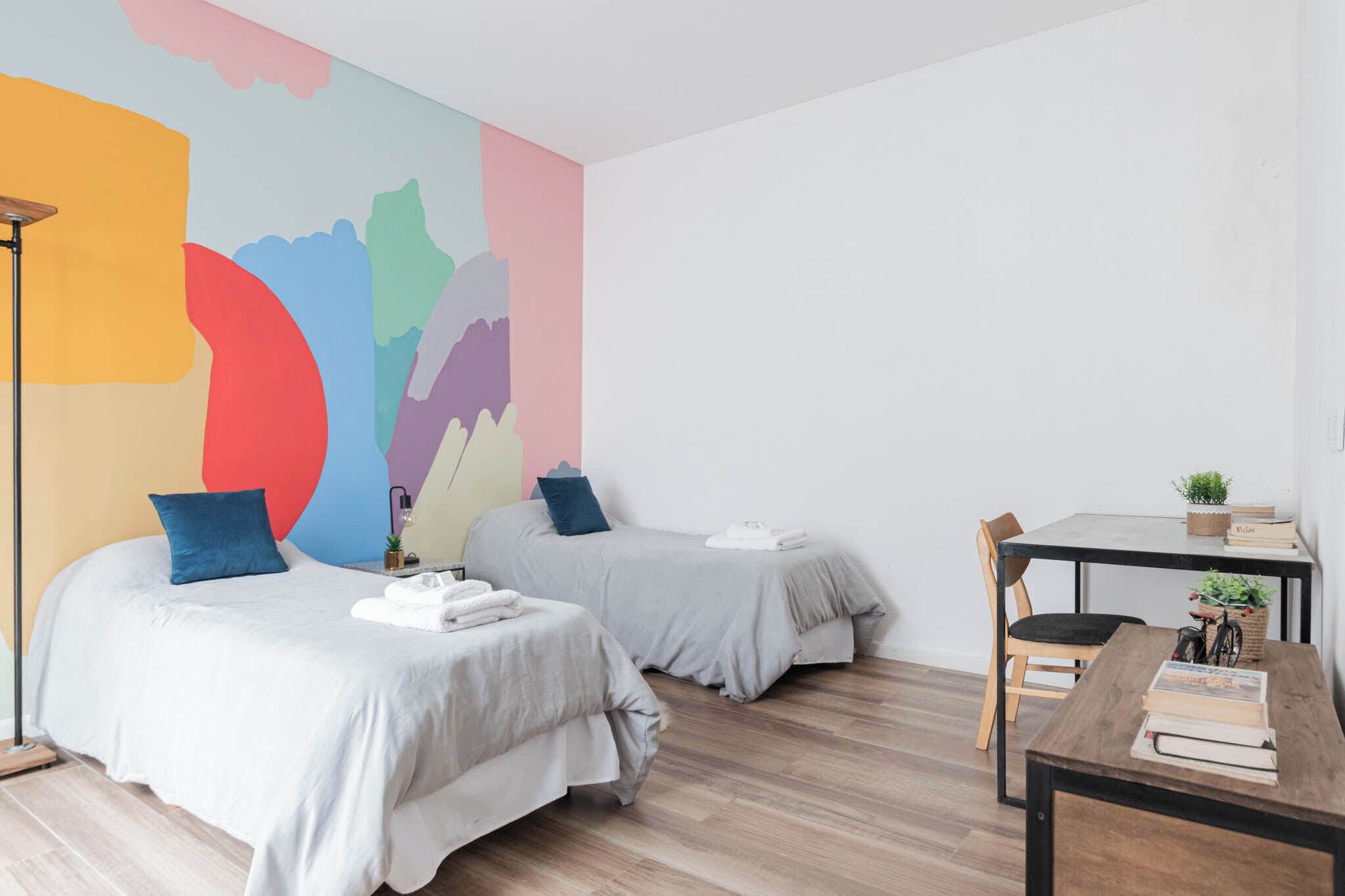 5 habitaciones, tabla de planchar con plancha, wifi y ropa de cama 