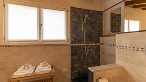 Douche, séchoir à cheveux, bidet