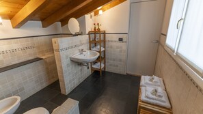 A bathroom with a sink, mirror, and towel rack. - Magic Place Bergamo! Relax Apartment with terrace in the heart of the city center (Bergamo)