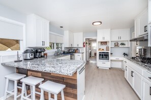 ثلاجة، ميكروويف، فرن، موقد طهي مسطح