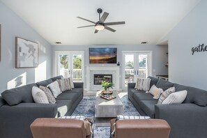 تلفزيون ذكي، ألعاب فيديو، كرة قدم الطاولة، تنس طاولة