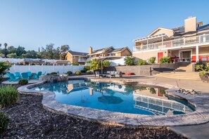 Utomhuspool och uppvärmd pool