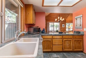 Køleskab, mikrobølgeovn, ovn, kogeplade