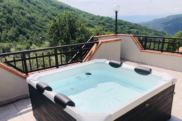 Outdoor spa tub