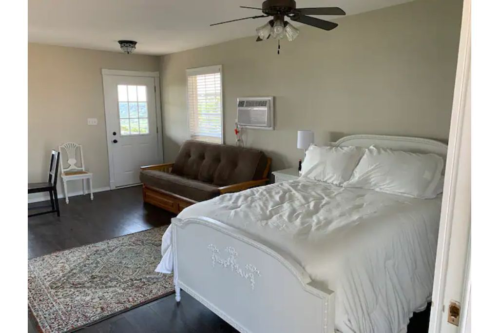 Adorable Mesa Top Cabin (South Cabin)