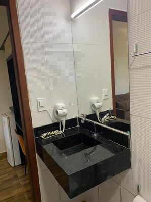 Dusche, Regendusche, Haartrockner, Handtücher