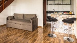 ميني بار ومكتب ومساحة عمل للكمبيوتر المحمول وأسرّة قابلة للطي
