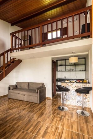 2 habitaciones, minibar, muebles diferentes y escritorio 