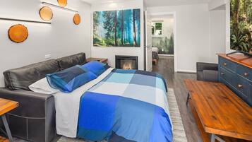 2 bedrooms, desk, iron/ironing board, travel cot