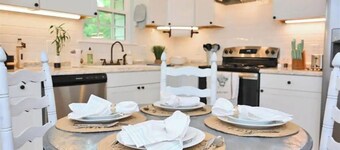 Relax at The Blue Bird - 2BD/2BA + Easy Parking