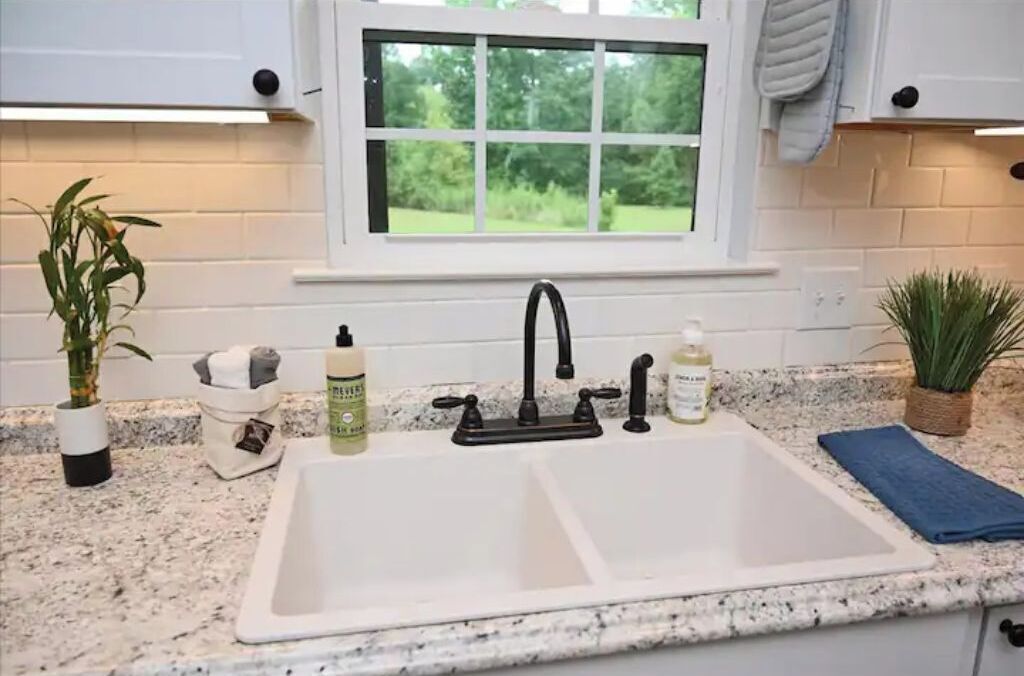 Een douche, een haardroger, handdoeken, zeep