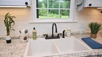 Een douche, een haardroger, handdoeken, zeep