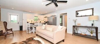 Relax at The Blue Bird - 2BD/2BA + Easy Parking