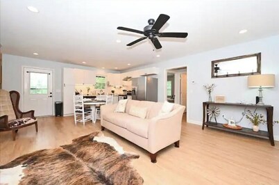 Relax at The Blue Bird - 2BD/2BA + Easy Parking