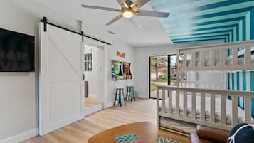 3 habitaciones, escritorio y tabla de planchar con plancha