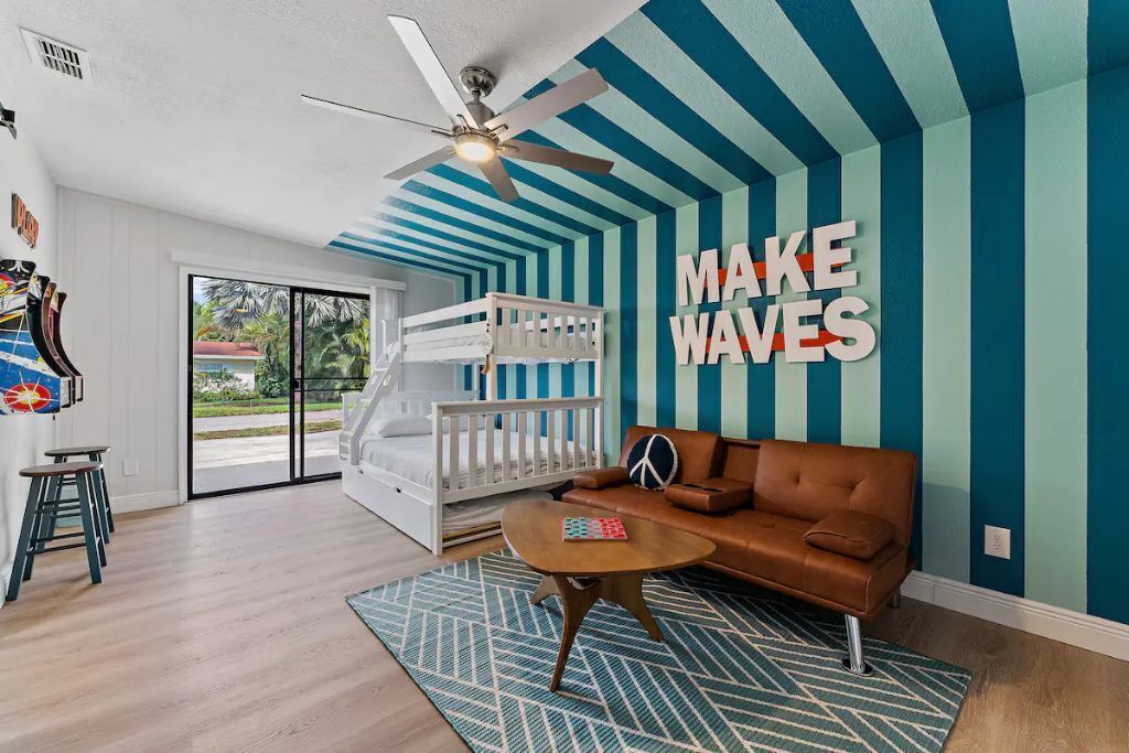 3 室のベッドルーム、デスク、アイロン / アイロン台、旅行用ベビーベッド