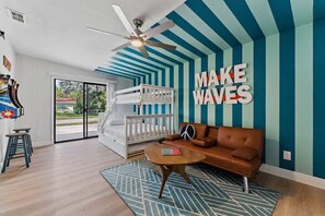 3 habitaciones, escritorio y tabla de planchar con plancha 