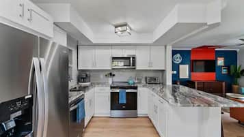 Geladeira, micro-ondas, fogão, cooktop